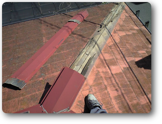 コロニアルの屋根の棟部分の修理-- グシの全交換や