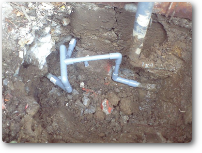 コンクリートを割り土を掘って配管を繋ぎ直す
