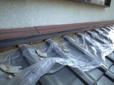 剥がれた漆喰を取り除く