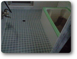 浴槽を交換して床のタイルを貼り替えしました